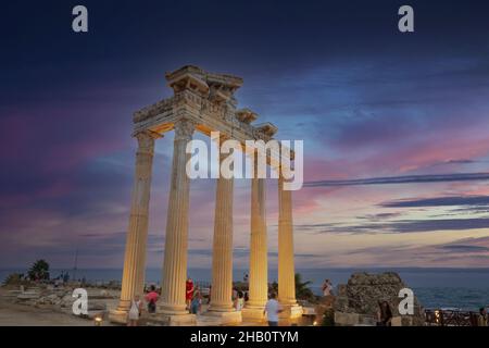 Der Tempel des Apollo ist ein römischer Tempel, der um 150 n. Chr. an der Mittelmeerküste erbaut wurde. Side Antalya Türkei. Sonnenuntergang bewölktes Wetter. Selektiv Stockfoto