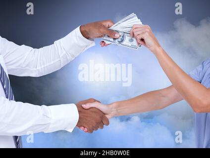 Mittelteil des Mannes, der einem anderen Mann Dollar gegen Wolken am Himmel gibt Stockfoto