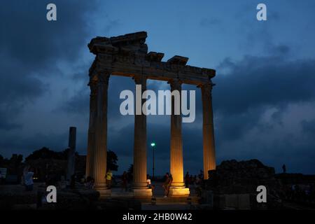 Der Tempel des Apollo ist ein römischer Tempel, der um 150 n. Chr. an der Mittelmeerküste erbaut wurde. Side Antalya Türkei. Sonnenuntergang bewölktes Wetter. Selektiv Stockfoto