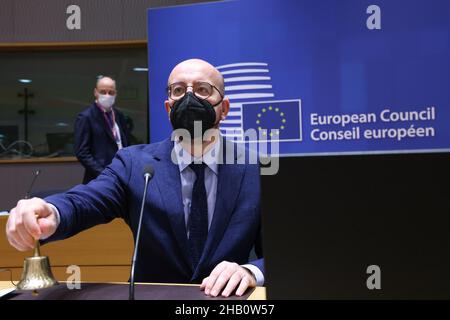 (211216) -- BRÜSSEL, 16. Dezember 2021 (Xinhua) -- der Präsident des Europäischen Rates, Charles Michel, leitet den EU-Gipfel am 16. Dezember 2021 in Brüssel, Belgien. Der Europäische Rat hat am Donnerstag seinen Wintergipfel begonnen, um Entwicklungen im Zusammenhang mit COVID-19, Krisenmanagement und Resilienz, Energiepreise, Sicherheit und Verteidigung, externe Aspekte der Migration und die Lage in Belarus zu erörtern. (Europäische Union/Handout über Xinhua) Stockfoto