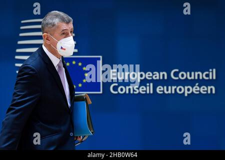 (211216) -- BRÜSSEL, 16. Dezember 2021 (Xinhua) -- der tschechische Premierminister Andrej Babis kommt am 16. Dezember 2021 zum EU-Gipfel in Brüssel, Belgien, an. Der Europäische Rat hat am Donnerstag seinen Wintergipfel begonnen, um Entwicklungen im Zusammenhang mit COVID-19, Krisenmanagement und Resilienz, Energiepreise, Sicherheit und Verteidigung, externe Aspekte der Migration und die Lage in Belarus zu erörtern. (Europäische Union/Handout über Xinhua) Stockfoto