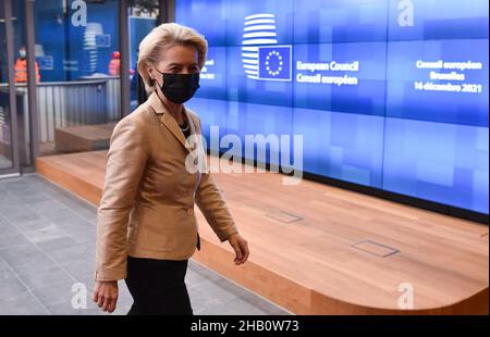 (211216) -- BRÜSSEL, 16. Dezember 2021 (Xinhua) -- die Präsidentin der Europäischen Kommission, Ursula von der Leyen, trifft am 16. Dezember 2021 zum EU-Gipfel in Brüssel, Belgien, ein. Der Europäische Rat hat am Donnerstag seinen Wintergipfel begonnen, um Entwicklungen im Zusammenhang mit COVID-19, Krisenmanagement und Resilienz, Energiepreise, Sicherheit und Verteidigung, externe Aspekte der Migration und die Lage in Belarus zu erörtern. (Europäische Union/Handout über Xinhua) Stockfoto