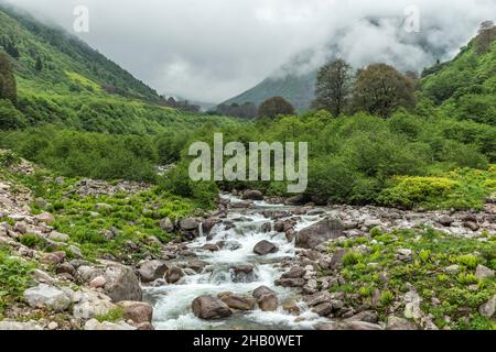 Der Naturpark Tunca-Tal am Fuße des Altınparmak-Gebirges ist ein faszinierender Ort mit seinen Wäldern, Blumen, Stein- und Holzhäusern... Stockfoto