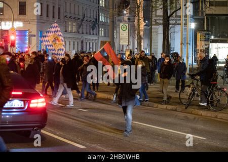 Rechtsextreme Bruderschaft Danubia. Am 15. Dezember 2021 demonstrierten mehr als 3500 Personen in München gegen alle Covid-19-Maßnahmen und die mögliche obligatorische Impfung. Nur ein stationärer Protest war erlaubt. Eine Gruppe von Demonstranten hat eine illegale Demonstration in der Stadt. (Foto von Alexander Pohl/Sipa USA) Stockfoto