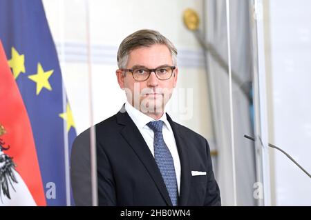 Pressekonferenz Im Bundeskanzleramt In Wien Mit Finanzminister Magnus Brunner Stockfoto