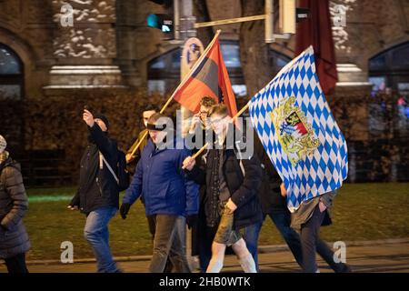 Rechtsextreme Bruderschaft Danubia. Am 15. Dezember 2021 demonstrierten mehr als 3500 Personen in München gegen alle Covid-19-Maßnahmen und die mögliche obligatorische Impfung. Nur ein stationärer Protest war erlaubt. Eine Gruppe von Demonstranten hat eine illegale Demonstration in der Stadt. (Foto von Alexander Pohl/Sipa USA) Stockfoto