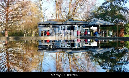 Woodbridge, Suffolk, Großbritannien - 16. Dezember 2021: The Tea Hut, ein Café am Fluss Deben. Das Gebäude spiegelt sich an einem hellen Wintermorgen im Bootsteich wider. Stockfoto