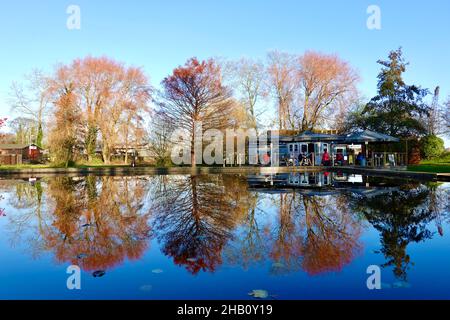 Woodbridge, Suffolk, Großbritannien - 16. Dezember 2021: The Tea Hut, ein Café am Fluss Deben. Das Gebäude spiegelt sich an einem hellen Wintermorgen im Bootsteich wider. Stockfoto