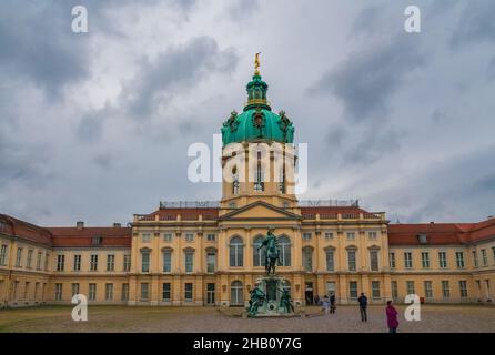 Schöne Panoramasicht auf das berühmte Schloss Charlottenburg mit der Statue von Friedrich Wilhelm I., Kurfürst von Brandenburg im Ehrenhof des... Stockfoto