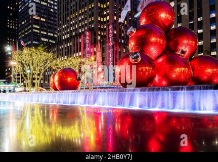 Riesige Weihnachtsschmuck vor dem Gebäude der Sixth Avenue 1251 (Exxon Building) gegenüber der Radio City Music Hall. New York, USA. Stockfoto