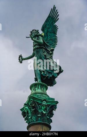 Nahaufnahme einer von zwei geflügelten Figuren am Eingang zum Garten von Schloss Charlottenburg, Berlin. Die geflügelte Victoria in einer Robe mit Lorbeer... Stockfoto