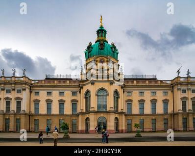 Großartiger Panoramablick auf das berühmte Schloss Charlottenburg von der Gartenseite an einem bewölkten Tag in Berlin, Deutschland. Der barocke Palast ist ein... Stockfoto