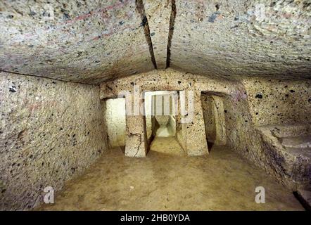 Innenraum des etruskischen Grabmals Tumulus von Mengaerlli, 6th. Jh. v. Chr., Necropoli della Banditaccia, Cerveteri, Italien. Ein UNESCO-Weltkulturerbe Stockfoto