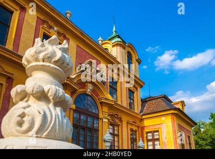 Schöne Nahaufnahme des berühmten barocken Favorite Palace in Ludwigsburg, Deutschland, an einem sonnigen Tag mit blauem Himmel. Es diente einst Herzog Eberhard... Stockfoto