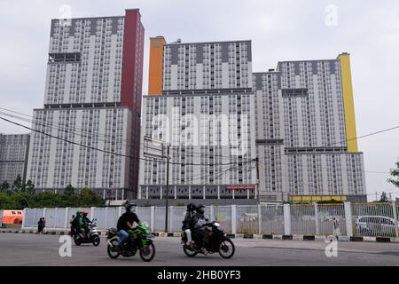 Jakarta, Jakarta. 16th Dez 2021. Maskierte Menschen kommen am 16. Dezember 2021 am Notkrankenhaus Wisma Atlet, einem Krankenhaus für COVID-19-Patienten, in Jakarta, Indonesien vorbei. Indonesien hat seinen ersten Fall von Omicron-Variante in einem Reinigungsdienst in einem Krankenhaus für COVID-19-Patienten in der Hauptstadt Jakarta entdeckt, sagte Gesundheitsminister Budi Gunadi Sadikin am Donnerstag. Quelle: Xu Qin/Xinhua/Alamy Live News Stockfoto