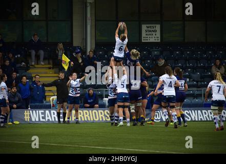 Worcester, Worcestershire, Großbritannien. 11th Dez 2021. Sixways Stadium - 11th. Dezember 2 Alisha Butchers spielt im Rahmen der Premier 15 im At Sixways Stadium im Rahmen der Worcester Warriors gegen Bristol Bears den Ball aus der Reihe. Isla Blain/SPP Kredit: SPP Sport Pressefoto. /Alamy Live News Stockfoto