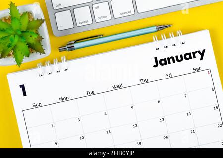 Januar 2022 Tischkalender mit Keyboard-Computer auf gelbem Hintergrund. Stockfoto