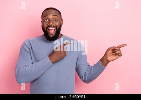 Foto von verrückt überrascht Mann zeigen Zeigefinger leeren Raum Neuheit tragen graue Hemd isoliert rosa Farbe Hintergrund Stockfoto