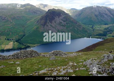 Der Wainwright 'Yewbarrow' und das Wasser aus der Nähe des Gipfels des 'Illgill Head' Lake in Wasdale, Lake District National Park, Cumbria, England, Großbritannien. Stockfoto