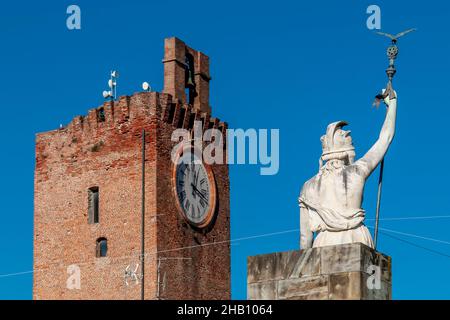 Ein Blick auf das historische Zentrum von Cascina, Pisa, Italien, mit dem Uhrenturm und dem Kriegsdenkmal Stockfoto