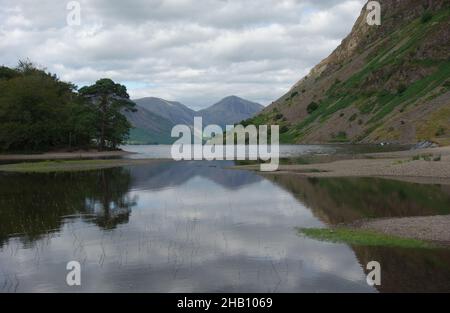 Reflections of the Wainwrights 'Kirk Fell & Great Gable' in Wast Water Lake in Wasdale, Lake District National Park, Cumbria, England, UK. Stockfoto