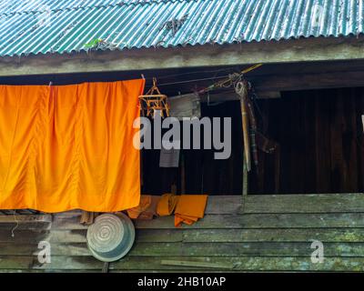 Mönchsresidenz im Wat Suan Mokkh in der Provinz Surat Thani in Thailand. Wat Suan Mokkh wurde 1932 von Buddhadasa Bhikkhu, einem buddhistischen Mon, gegründet Stockfoto