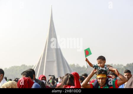 Kinder warten mit anderen auf die Ehre des nationalen Gedenkens des Unabhängigkeitskrieges 1971, um den Tag des Sieges 50th zu feiern, der das Ende eines bitteren neunmonatigen Unabhängigkeitskrieges von Pakistan am 16. Dezember 2021 in Savar markiert. Bangladesch feiert den 50th. Jahrestag seines nationalen Sieges und erinnert sich an die tapferen Freiheitskämpfer, die gekämpft und das ultimative Opfer gebracht haben, um das Land von den pakistanischen Truppen zu befreien. Menschen aus allen Gesellschaftsschichten versammelten sich am Donnerstagmorgen am National Memorial, um den Erinnerungen an den Mart ihre Achtung zu erweisen Stockfoto