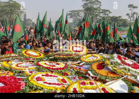 Am nationalen Denkmal des Unabhängigkeitskrieges 1971 feiern die Menschen in Savar den Tag des Sieges 50th, der das Ende eines bitteren neunmonatigen Unabhängigkeitskrieges von Pakistan am 16. Dezember 2021 markiert. Bangladesch feiert den 50th. Jahrestag seines nationalen Sieges und erinnert sich an die tapferen Freiheitskämpfer, die gekämpft und das ultimative Opfer gebracht haben, um das Land von den pakistanischen Truppen zu befreien. Menschen aus allen Gesellschaftsschichten versammelten sich am Donnerstagmorgen am National Memorial, um den Erinnerungen der Märtyrer von t ihre Achtung zu zollen Stockfoto