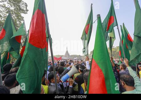 Am nationalen Denkmal des Unabhängigkeitskrieges 1971 feiern die Menschen in Savar den Tag des Sieges 50th, der das Ende eines bitteren neunmonatigen Unabhängigkeitskrieges von Pakistan am 16. Dezember 2021 markiert. Bangladesch feiert den 50th. Jahrestag seines nationalen Sieges und erinnert sich an die tapferen Freiheitskämpfer, die gekämpft und das ultimative Opfer gebracht haben, um das Land von den pakistanischen Truppen zu befreien. Menschen aus allen Gesellschaftsschichten versammelten sich am Donnerstagmorgen am National Memorial, um den Erinnerungen der Märtyrer von t ihre Achtung zu zollen Stockfoto