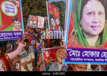 Am nationalen Denkmal des Unabhängigkeitskrieges 1971 feiern die Menschen in Savar den Tag des Sieges 50th, der das Ende eines bitteren neunmonatigen Unabhängigkeitskrieges von Pakistan am 16. Dezember 2021 markiert. Bangladesch feiert den 50th. Jahrestag seines nationalen Sieges und erinnert sich an die tapferen Freiheitskämpfer, die gekämpft und das ultimative Opfer gebracht haben, um das Land von den pakistanischen Truppen zu befreien. Menschen aus allen Gesellschaftsschichten versammelten sich am Donnerstagmorgen am National Memorial, um den Erinnerungen der Märtyrer von t ihre Achtung zu zollen Stockfoto