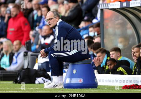 Aktenfoto vom 07-11-2021. Leeds-Cheftrainer Marcelo Bielsa hat versprochen, „bis zum Ende der Saison weiter zu kämpfen“, akzeptiert aber, dass er nicht immun gegen seine Entführung ist. Ausgabedatum: Donnerstag, 16. Dezember 2021. Stockfoto