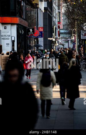 Berlin, Deutschland. 16th Dez 2021. Bei sonnigem Wetter laufen die Menschen entlang der Tauentziehen Street. Quelle: Fabian Sommer/dpa/Alamy Live News Stockfoto