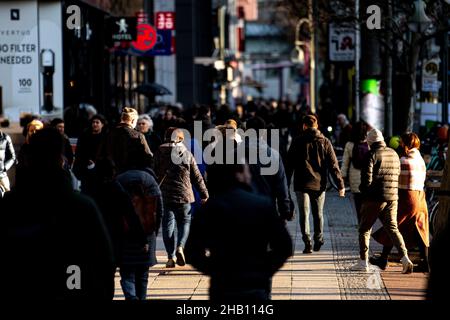Berlin, Deutschland. 16th Dez 2021. Bei sonnigem Wetter laufen die Menschen entlang der Tauentziehen Street. Quelle: Fabian Sommer/dpa/Alamy Live News Stockfoto