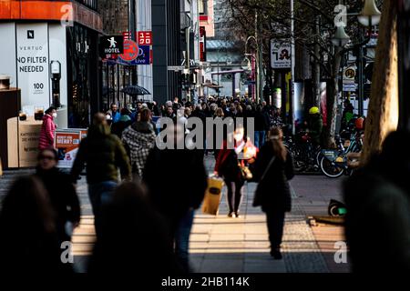 Berlin, Deutschland. 16th Dez 2021. Bei sonnigem Wetter laufen die Menschen entlang der Tauentziehen Street. Quelle: Fabian Sommer/dpa/Alamy Live News Stockfoto