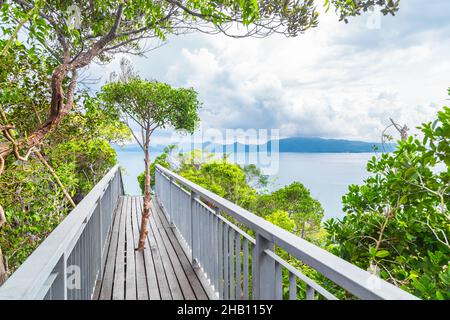 Gehweg zum oberen Aussichtspunkt der Koh Hong Insel neues Wahrzeichen zu sehen wunderschöne Landschaft 360 Grad in der Provinz Krabi, Thailand. Stockfoto