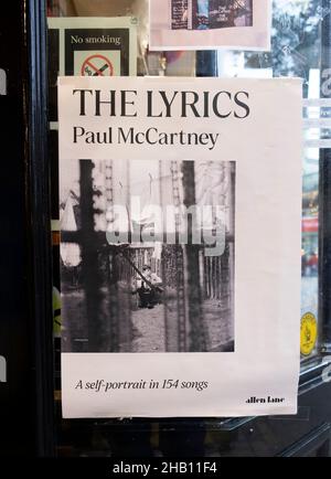 Paul McCartney Poster von „The Lyrics, A self-Portrait in 150 Songs“ auf der Eingangstür und Fensterpräsentation von Waterstone London UK Stockfoto