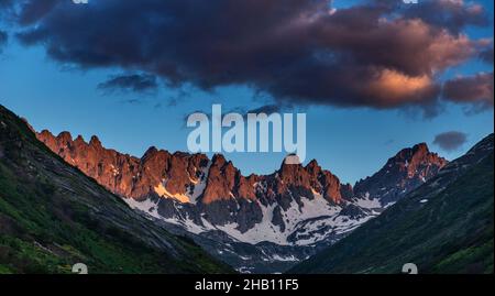 Der Naturpark Tunca-Tal am Fuße des Altınparmak-Gebirges ist ein faszinierender Ort mit seinen Wäldern, Blumen, Stein- und Holzhäusern... Stockfoto