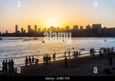 Mumbai, Maharashtra, Indien : Skyline von Malabar Hill bei Sonnenuntergang vom Girgaon Chowpatty Strand. Malabar Hill´s der exklusivste Nachbar von Mumbai Stockfoto