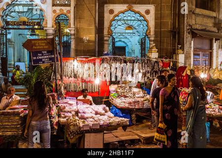 Mumbai, Maharashtra, Indien : auf dem geschäftigen Mangaldas-Markt im Viertel Kalbadevi können die Menschen nachts einkaufen. Stockfoto