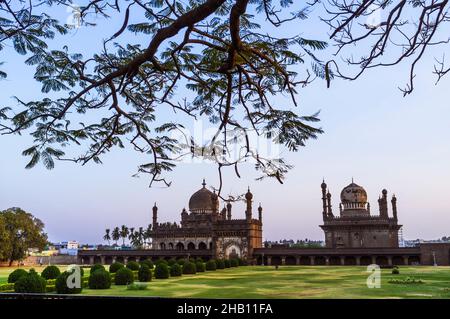 Bijapur, Karnataka, Indien : Ibrahim Rouza Mausoleum und Moschee aus dem 17. Jahrhundert, die als eines der am schönsten proportionierten islamischen Denkmäler gilt Stockfoto