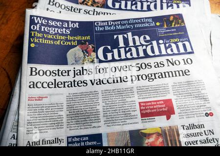 Die Titelseite des Guardian covid die Schlagzeile der 19. Zeitung „Booster Jabs für über 50s Jahre, da Nr. 10 das Impfprogramm beschleunigt“ 14. September 2021 London Großbritannien Stockfoto