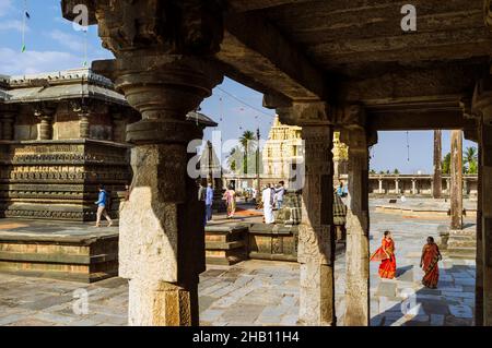 Belur, Karnataka, Indien : zwei Frauen gehen um den Channakeshava Tempelkomplex aus dem 12th. Jahrhundert. Stockfoto