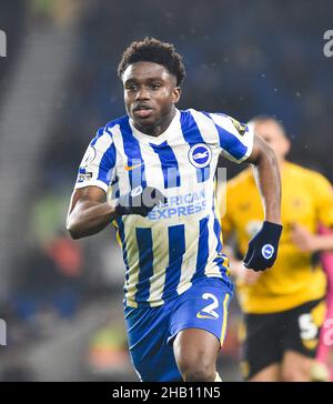 Tariq Lamptey aus Brighton während des Premier League-Spiels zwischen Brighton und Hove Albion und Wolverhampton Wanderers im American Express Community Stadium, Brighton, Großbritannien - 15. Dezember 2021 Foto Simon Dack / Teleobjektive - nur für redaktionelle Zwecke. Kein Merchandising. Für Football Images gelten Einschränkungen für FA und Premier League, inc. Keine Internet-/Mobilnutzung ohne FAPL-Lizenz. Weitere Informationen erhalten Sie bei Football Dataco Stockfoto