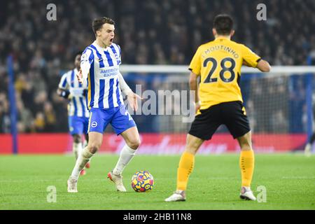 Solly March of Brighton am Ball während des Premier League-Spiels zwischen Brighton und Hove Albion und Wolverhampton Wanderers im American Express Community Stadium, Brighton, Großbritannien – 15th. Dezember 2021 – nur für redaktionelle Verwendung. Keine Verkaufsförderung. Für Football-Bilder gelten Einschränkungen für FA und Premier League. Keine Nutzung des Internets/Handys ohne FAPL-Lizenz - für Details wenden Sie sich an Football Dataco Stockfoto