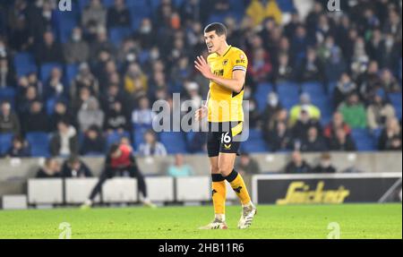 Conor Coady of Wolves während des Premier League-Spiels zwischen Brighton und Hove Albion und Wolverhampton Wanderers im American Express Community Stadium, Brighton, Großbritannien - 15th. Dezember 2021 - nur für redaktionelle Verwendung. Keine Verkaufsförderung. Für Football-Bilder gelten Einschränkungen für FA und Premier League. Keine Nutzung des Internets/Handys ohne FAPL-Lizenz - für Details wenden Sie sich an Football Dataco Stockfoto