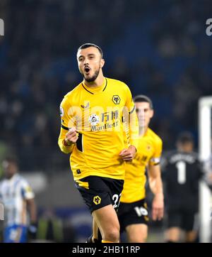 Romain Saiss feiert, nachdem er beim Premier League-Spiel zwischen Brighton und Hove Albion und Wolverhampton Wanderers im American Express Community Stadium in Brighton, Großbritannien, das erste Tor für Wolves erzielt hat - 15th. Dezember 2021 - nur für redaktionelle Verwendung. Keine Verkaufsförderung. Für Football-Bilder gelten Einschränkungen für FA und Premier League. Keine Nutzung des Internets/Handys ohne FAPL-Lizenz - für Details wenden Sie sich an Football Dataco Stockfoto