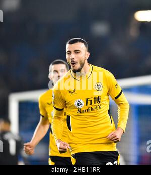 Romain Saiss of Wolves feiert, nachdem er während des Premier League-Spiels zwischen Brighton und Hove Albion und Wolverhampton Wanderers im American Express Community Stadium, Brighton, Großbritannien, das einzige Tor des Spiels erzielt hat - 15th. Dezember 2021 - nur zur redaktionellen Verwendung. Keine Verkaufsförderung. Für Football-Bilder gelten Einschränkungen für FA und Premier League. Keine Nutzung des Internets/Handys ohne FAPL-Lizenz - für Details wenden Sie sich an Football Dataco Stockfoto