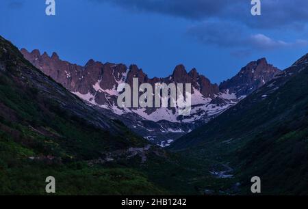 Der Naturpark Tunca-Tal am Fuße des Altınparmak-Gebirges ist ein faszinierender Ort mit seinen Wäldern, Blumen, Stein- und Holzhäusern... Stockfoto