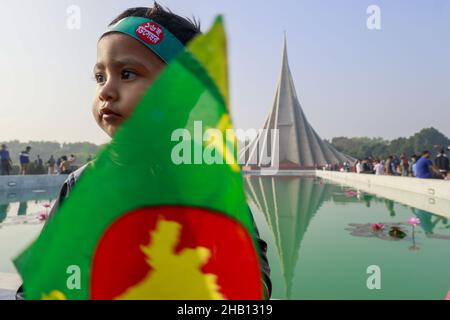 Kinder warten mit anderen, um am nationalen Denkmal des Unabhängigkeitskrieges 1971 Respekt zu zollen, um den Tag des Sieges 50th zu feiern, der das Ende eines bitteren neunmonatigen Unabhängigkeitskrieges von Pakistan am 16. Dezember 2021 in Savar markiert. Bangladesch feiert den 50th. Jahrestag seines nationalen Sieges und erinnert sich an die tapferen Freiheitskämpfer, die gekämpft und das ultimative Opfer gebracht haben, um das Land von den pakistanischen Truppen zu befreien. Menschen aus allen Gesellschaftsschichten versammelten sich am Donnerstagmorgen am National Memorial, um den Erinnerungen an den Mart ihre Achtung zu erweisen Stockfoto