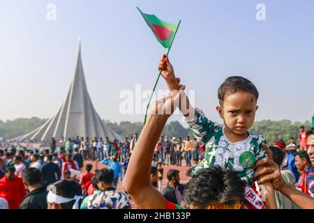 Kinder warten mit anderen, um am nationalen Denkmal des Unabhängigkeitskrieges 1971 Respekt zu zollen, um den Tag des Sieges 50th zu feiern, der das Ende eines bitteren neunmonatigen Unabhängigkeitskrieges von Pakistan am 16. Dezember 2021 in Savar markiert. Bangladesch feiert den 50th. Jahrestag seines nationalen Sieges und erinnert sich an die tapferen Freiheitskämpfer, die gekämpft und das ultimative Opfer gebracht haben, um das Land von den pakistanischen Truppen zu befreien. Menschen aus allen Gesellschaftsschichten versammelten sich am Donnerstagmorgen am National Memorial, um den Erinnerungen an den Mart ihre Achtung zu erweisen Stockfoto